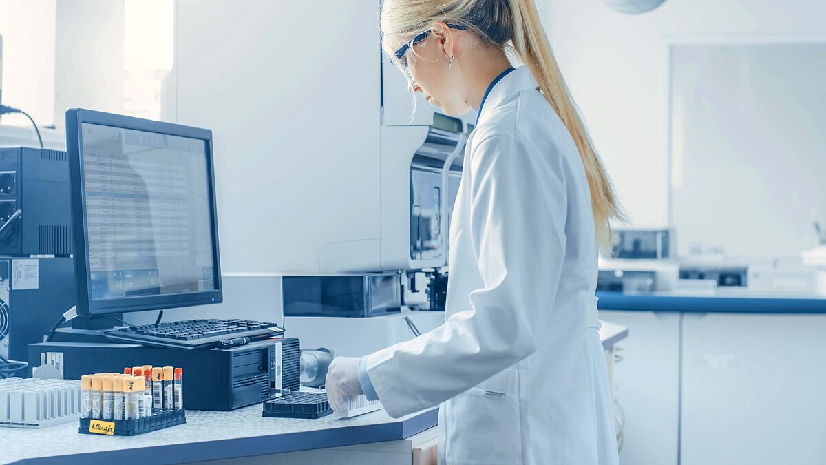 También puede hacerse un análisis de orina ordinario para comprobar si hay sangre También puede hacerse un análisis de orina ordinario para comprobar si hay sangre